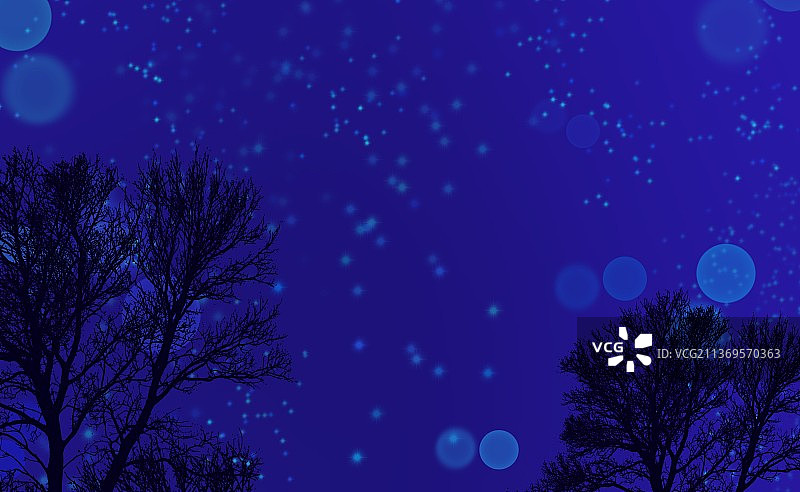 城市夜晚月亮对天空的低角度视图图片素材