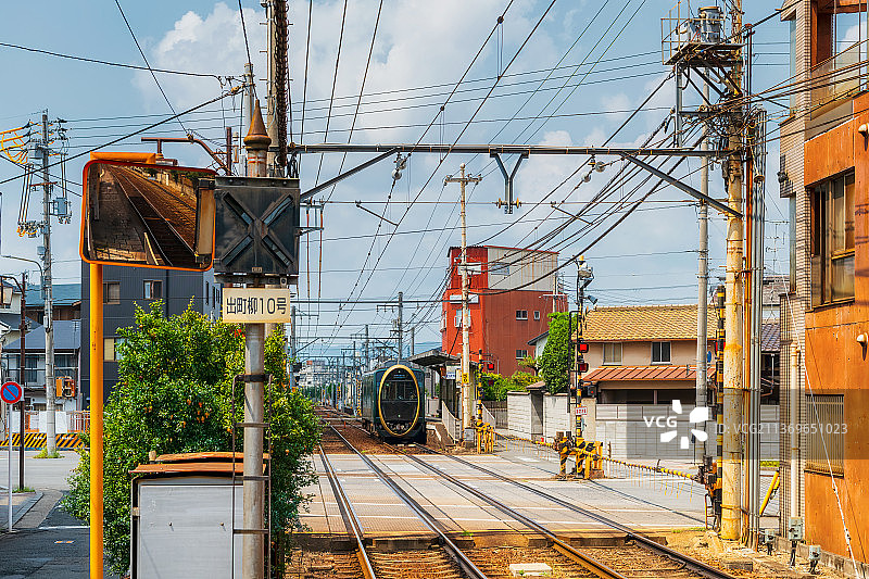 日本京都城市街道与铁路道口夏季户外城市风光图片素材