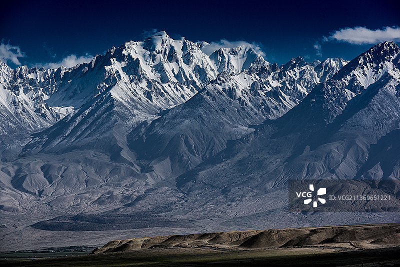 新疆慕士塔格峰冰川风光图片素材