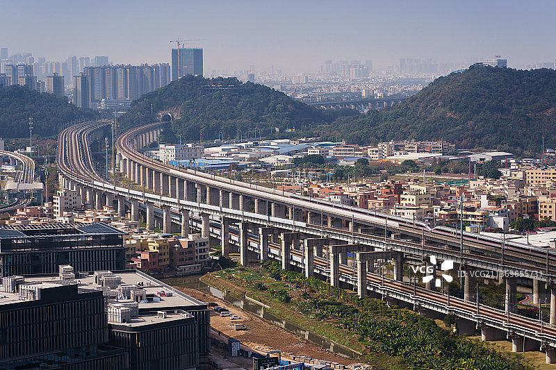 轨道上正在准备进广州南站的高铁图片素材