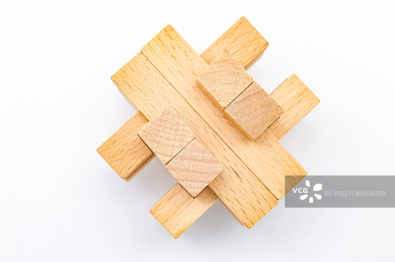 亚洲中国内室内影棚拍摄静物，一个构造复杂的鲁班锁图片素材