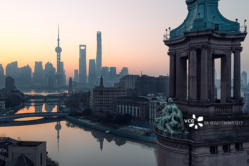 中国直辖市上海乍浦路桥清晨眺望陆家嘴图片素材