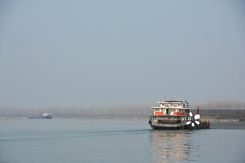 江面上的两艘货船图片素材