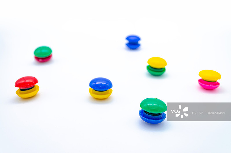 中国室内影棚拍摄静物办公文具图像，一堆圆形磁吸贴图片素材