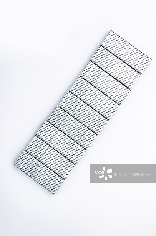 中国室内影棚拍摄静物办公文具图像，订书机使用的书钉图片素材