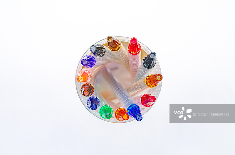 亚洲中国内室内影棚拍摄静物，一笔筒的彩色闪光笔图片素材