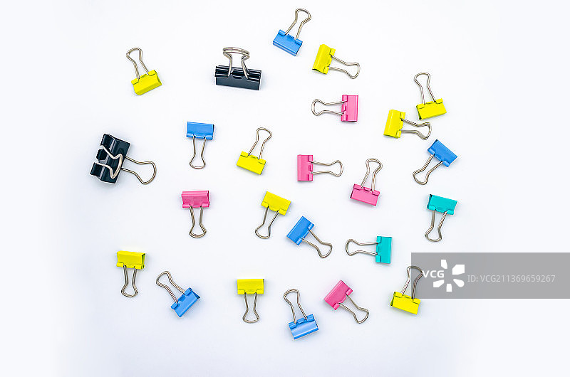 中国室内影棚拍摄静物办公文具图像，一堆五颜六色的凤尾夹图片素材