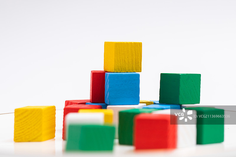 五颜六色的积木，洁白的餐具，积木拼凑的数字，1，2，3，4，5，6，7，8，9，0图片素材