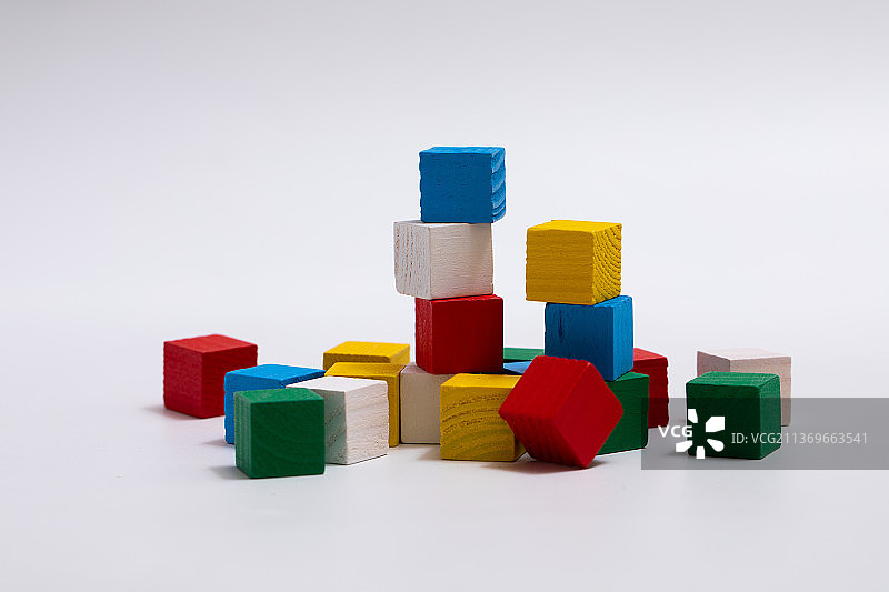五颜六色的积木，洁白的餐具，积木拼凑的数字，1，2，3，4，5，6，7，8，9，0图片素材