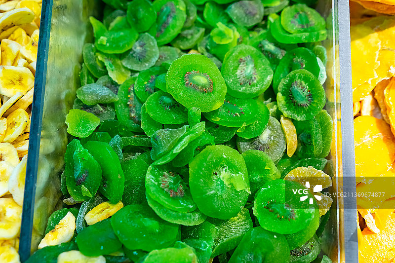 中国果脯行业，拍摄一堆新鲜的绿色猕猴桃干，室内无人图像摄影图片素材