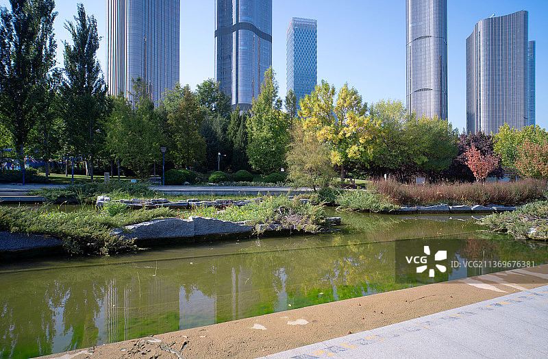 北京朝阳区大望京公园内远眺望京商业区的楼群天际线图片素材