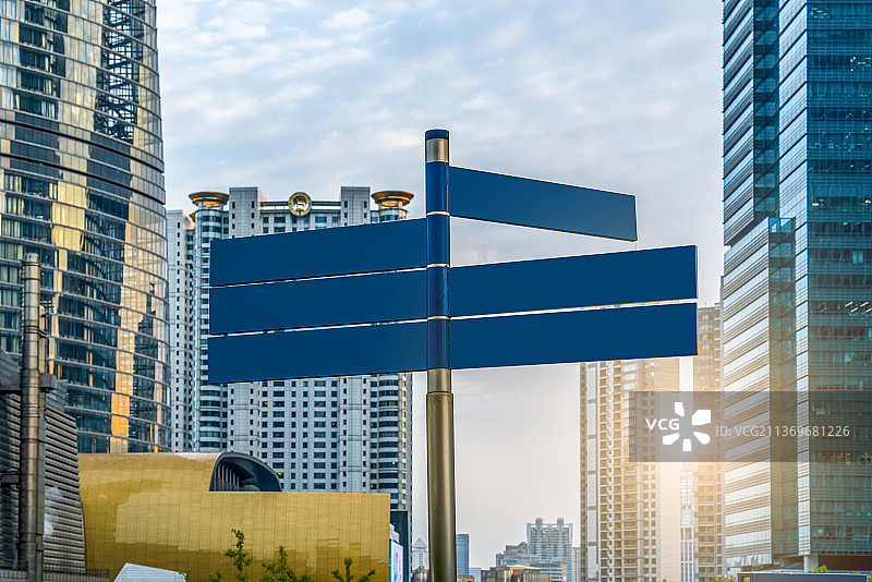 户外金融区道路指示牌和现代办公楼图片素材
