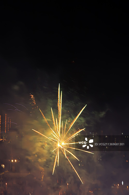 河北滦南夜空里的烟花图片素材