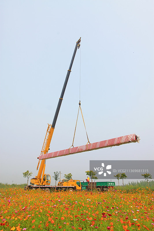 吊装金属部件的起重机图片素材