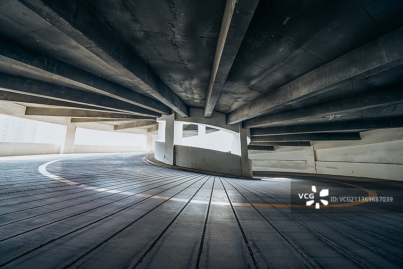 多层停车场的环形车道图片素材