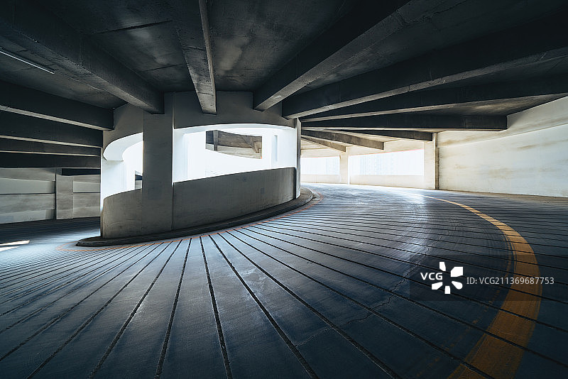 多层停车场的环形车道图片素材