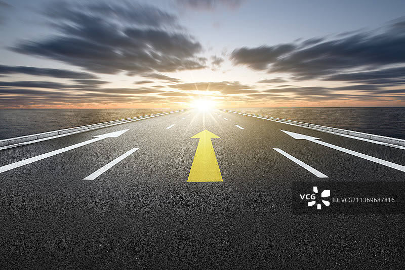 空旷马路向前图片素材