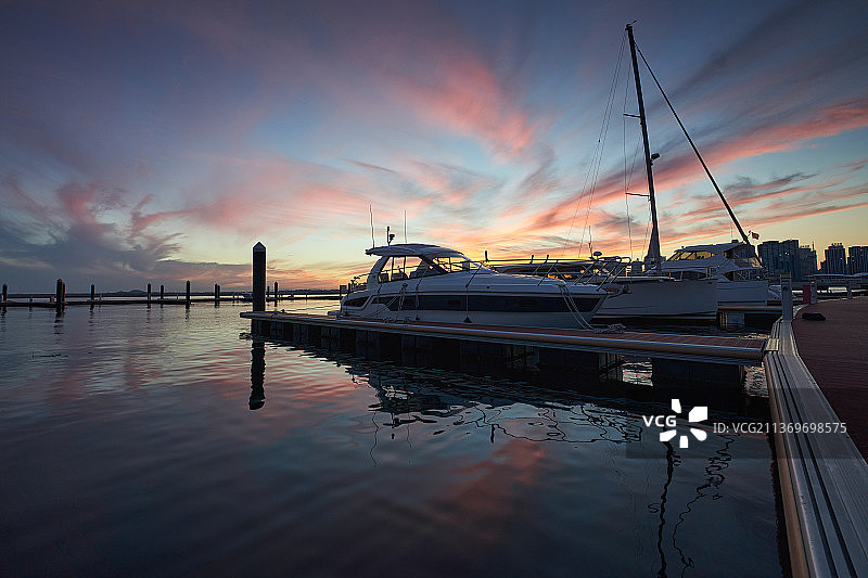 夕阳下的游艇图片素材