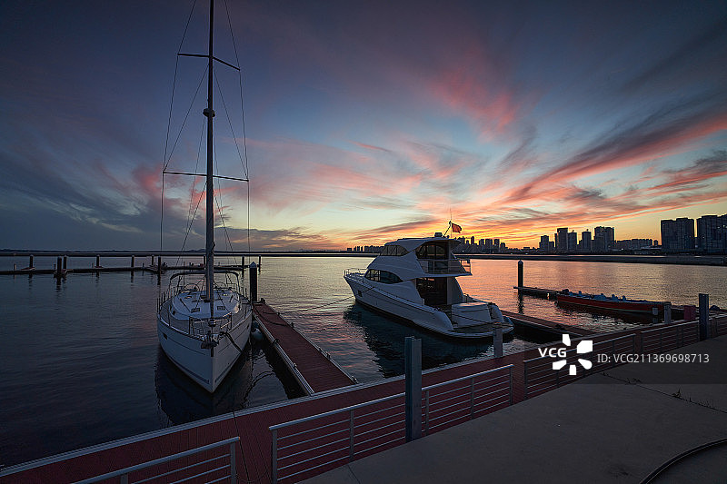 夕阳下的游艇图片素材