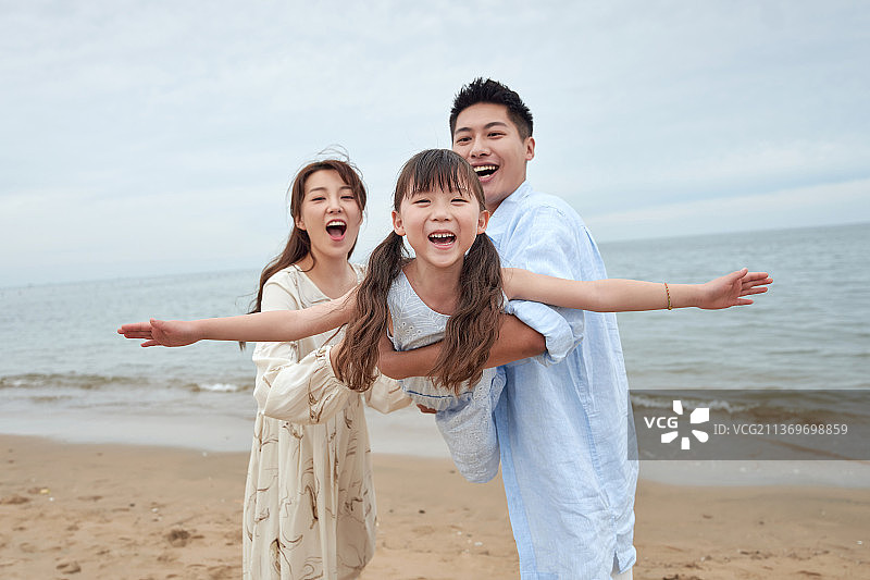 一家三口在海边玩耍图片素材