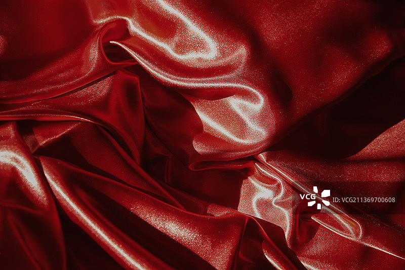 红色缎面纺织品的褶皱纹理背景图片素材