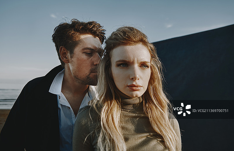 在海边演播室背景下，一对忧虑而内省的夫妇图片素材