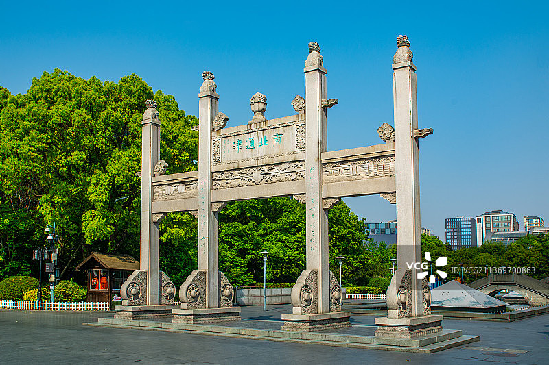 浙江杭州拱宸桥景区  京杭大运河杭州段 运河文化广场  南北通津石牌坊 石牌楼图片素材