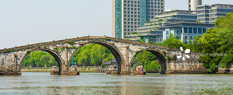浙江杭州拱宸桥  京杭大运河杭州段 老杭州古建筑 古代桥梁 三孔薄墩联拱驼峰桥  石拱桥图片素材