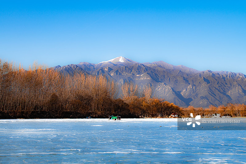中国北京2022冬奥延庆赛区 国家高山滑雪中心 远眺山顶雪道图片素材