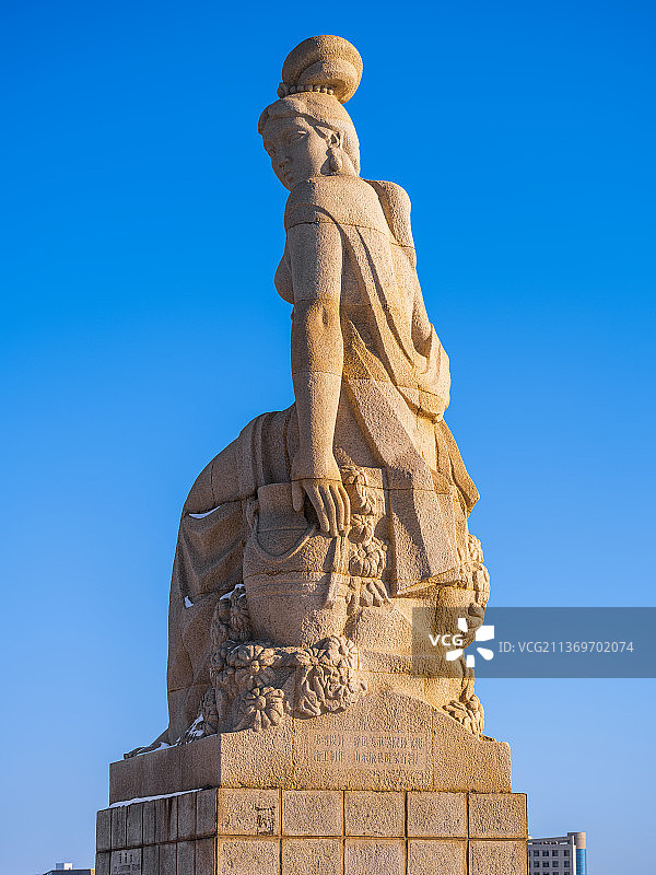 辽宁省葫芦岛市兴城市兴海广场菊花女（觉华女）（竖屏）图片素材