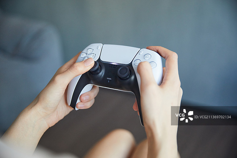 手拿游戏手柄图片素材