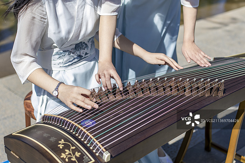 双手教谈古筝图片素材