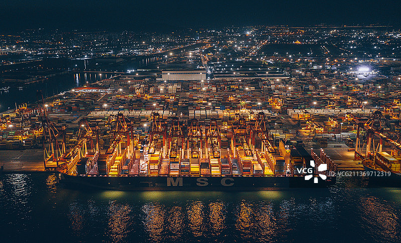 灯火映衬的巨轮图片素材