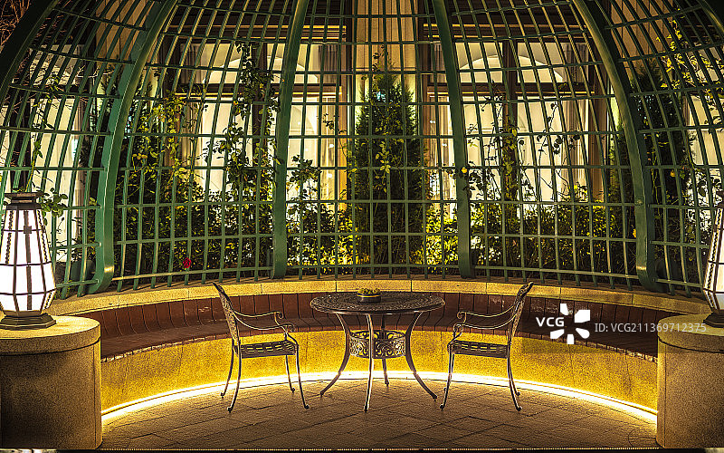 铁艺镂空罩子下的桌椅图片素材