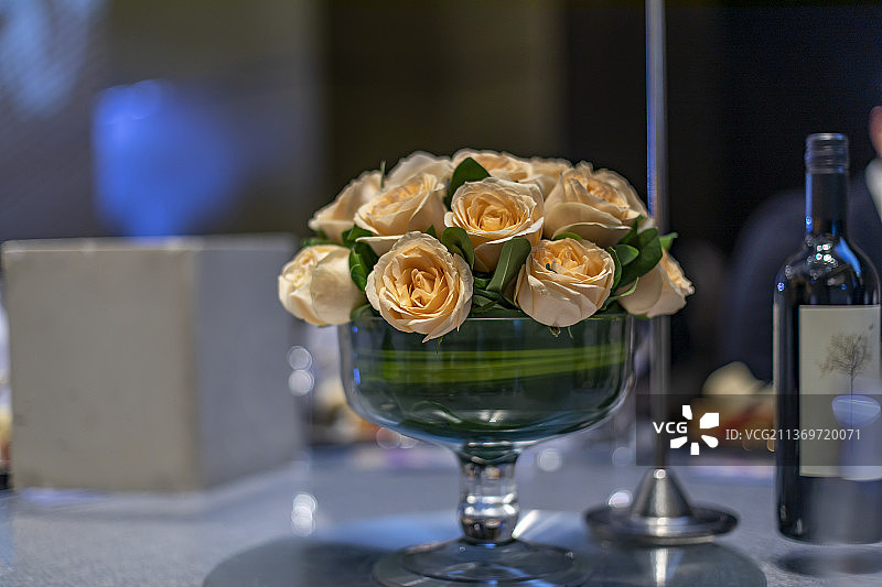 餐桌上的装饰玫瑰花簇图片素材