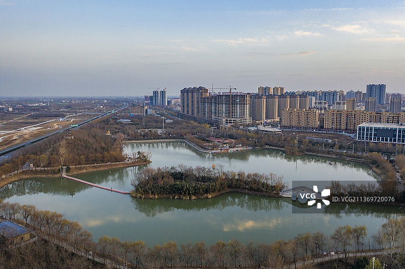 冬日夕阳下的周口市槐店镇中华槐园槐香湖图片素材