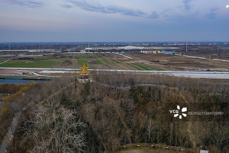 冬日夕阳下的周口市槐店镇中华槐园观槐亭和高铁站图片素材
