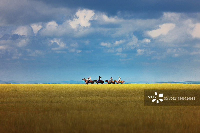 内蒙古大草原上骑马的游客图片素材