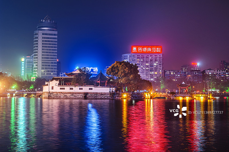 中国江西九江甘棠湖烟水亭夜景图片素材