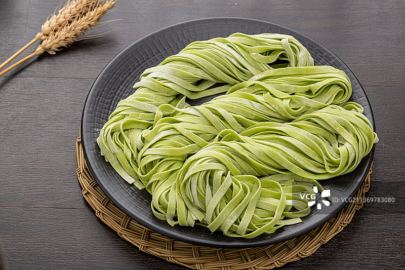 放在盘子里的绿色手工菠菜面图片素材