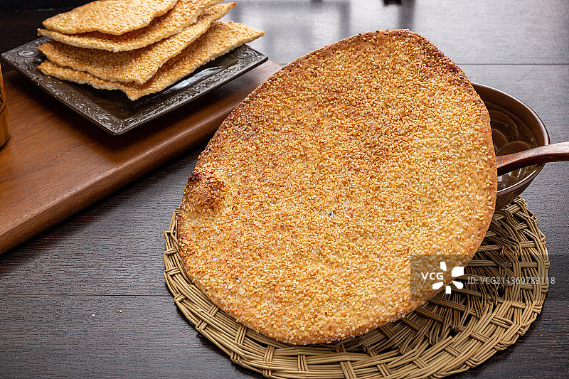 特色面食小吃：咸味的芝麻青稞饼图片素材