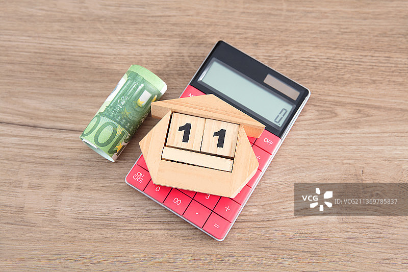 11月11日的台历盒和计算器及欧元钞票图片素材