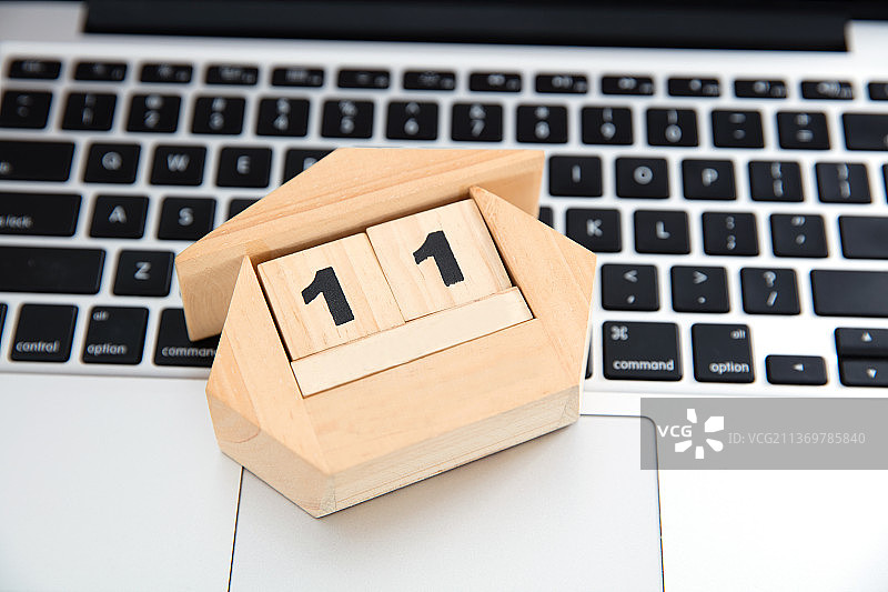 笔记本电脑上的台历盒显示着11图片素材