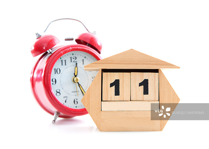 可爱的木质小台历和闹钟在白背景上图片素材