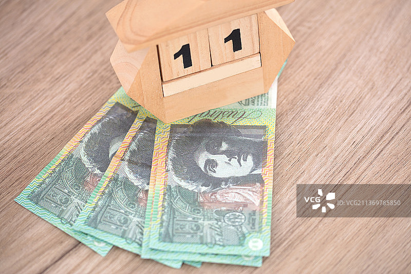 显示着11日的可爱小台历和澳元钞票图片素材