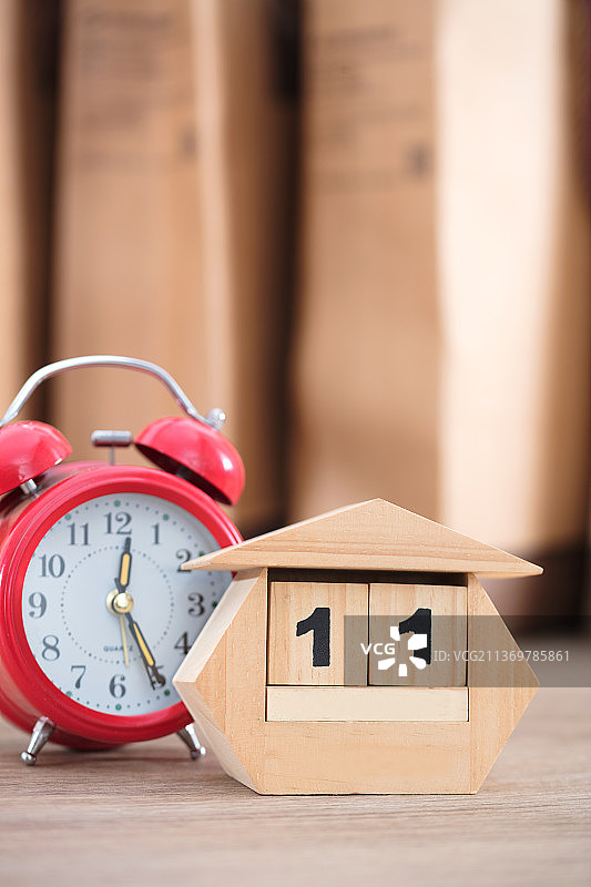 可爱的小台历和闹钟在购物袋前图片素材