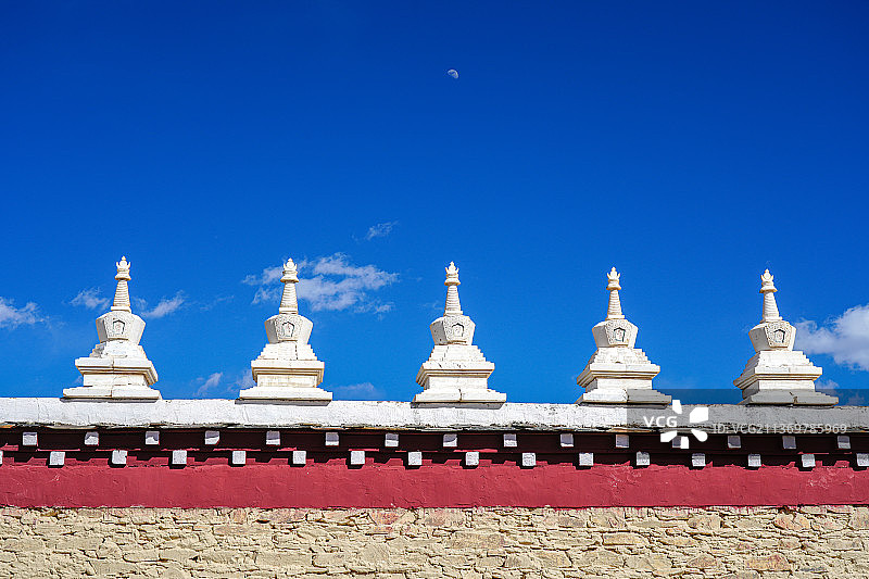 蓝天与白塔图片素材