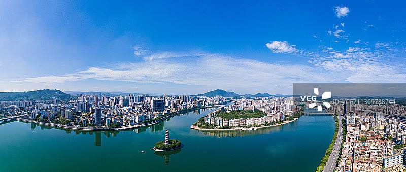 中国广东韶关市通天塔和三江两岸天际线全景图片素材