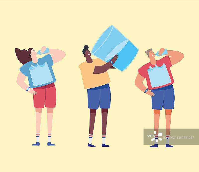 三人喝水图片素材