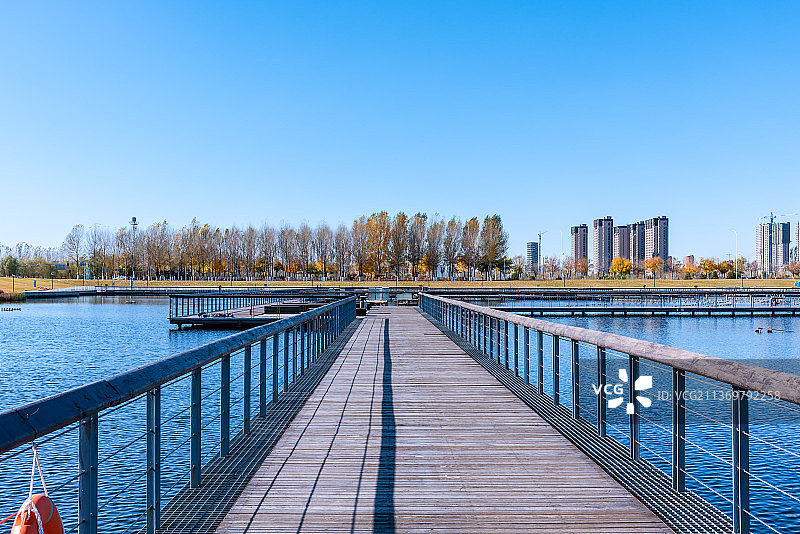 中国辽宁沈阳的中央公园音乐喷泉栈桥图片素材